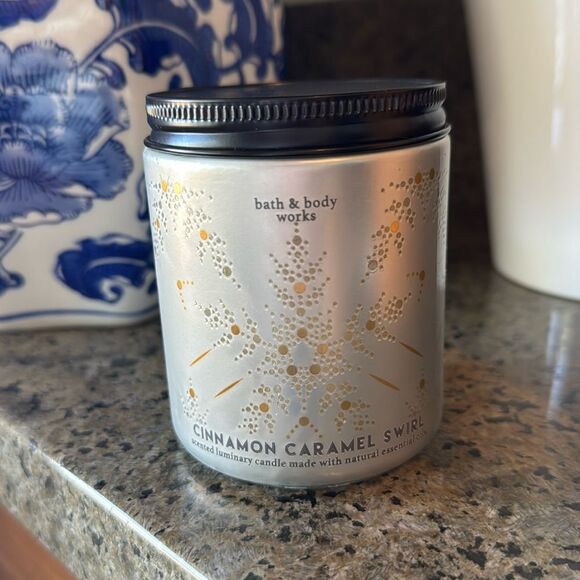 Bath & Body Works Cinnamon Caramel Swirl candle 7oz New - Picture 1 of 3